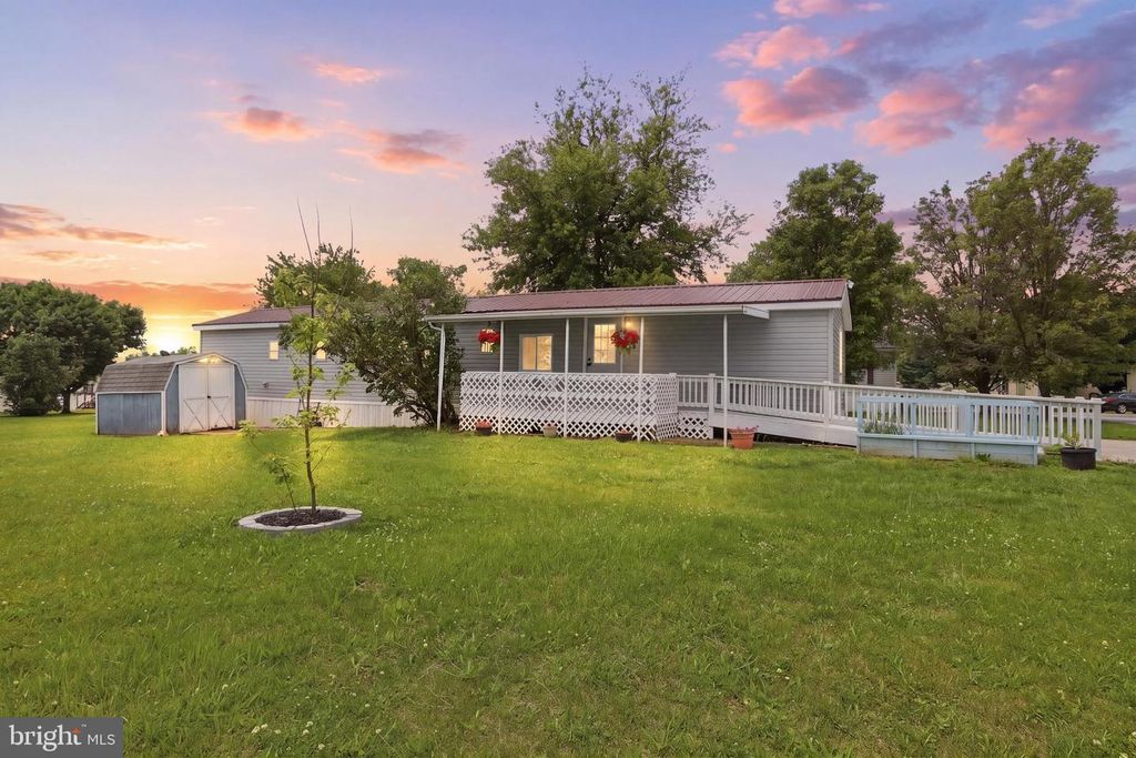53 SHERILL DR, New Oxford, PA 17350