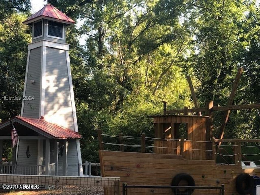 Image 25 of property listing at 85 Petigru Dr, Beaufort, SC 29902