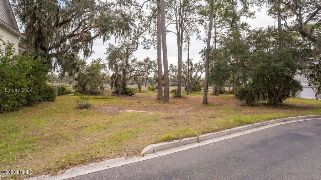 Image 4 of property listing at 85 Petigru Dr, Beaufort, SC 29902