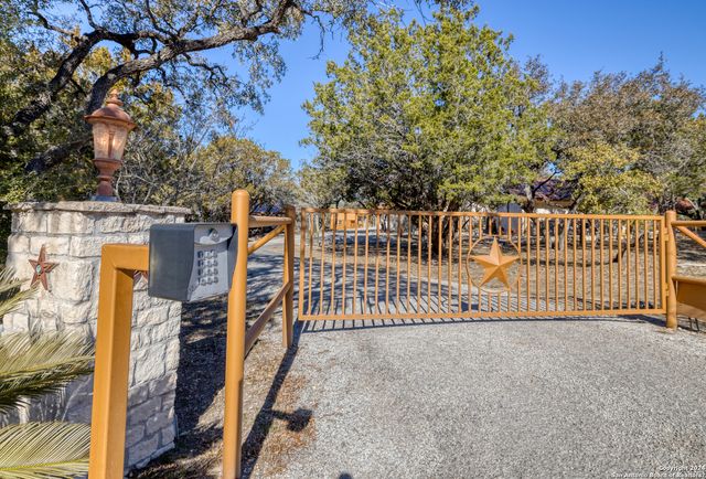 93 Saddle Mountain Rd, Leakey, TX 78873