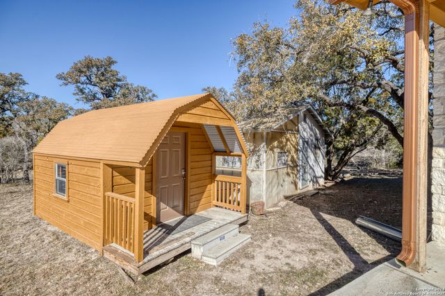 93 Saddle Mountain Rd, Leakey, TX 78873