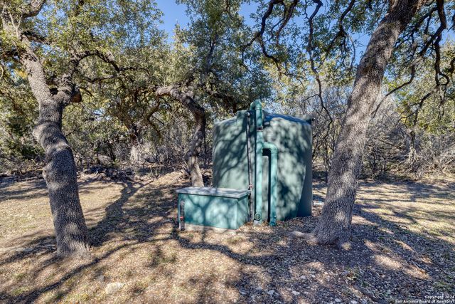 93 Saddle Mountain Rd, Leakey, TX 78873