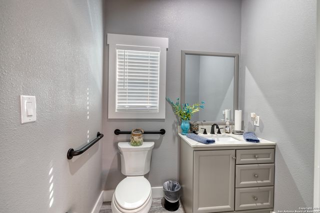 93 Saddle Mountain Rd, Leakey, TX 78873