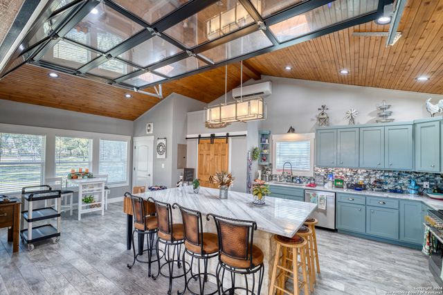 93 Saddle Mountain Rd, Leakey, TX 78873