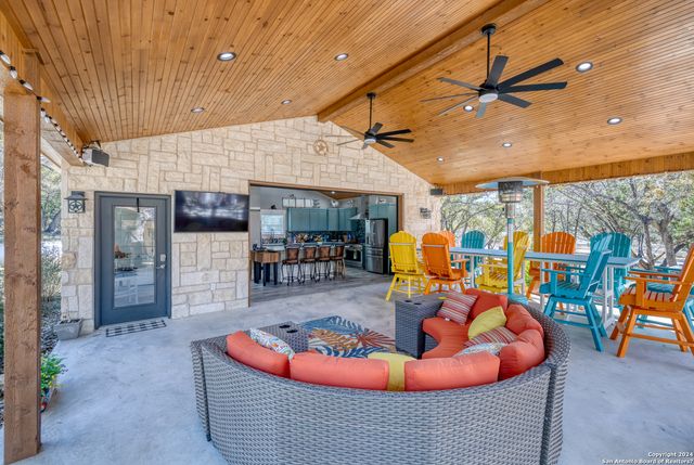 93 Saddle Mountain Rd, Leakey, TX 78873