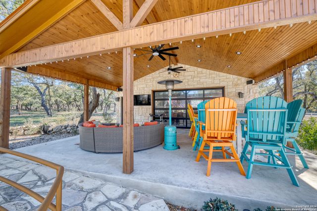 93 Saddle Mountain Rd, Leakey, TX 78873