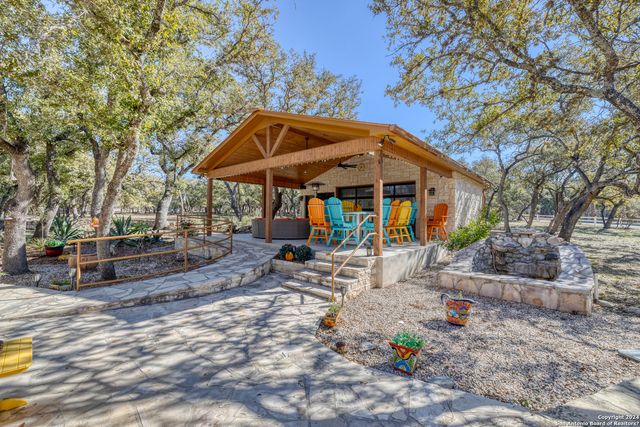 93 Saddle Mountain Rd, Leakey, TX 78873