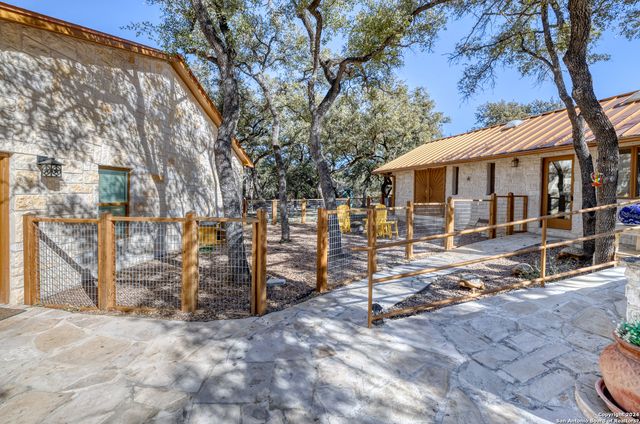 93 Saddle Mountain Rd, Leakey, TX 78873