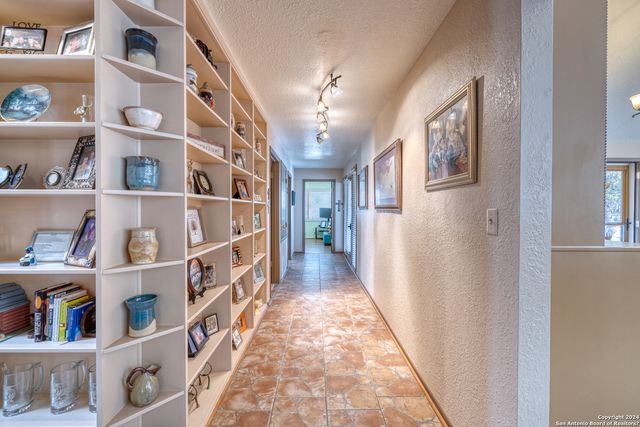 93 Saddle Mountain Rd, Leakey, TX 78873