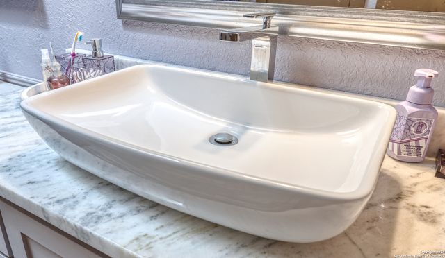 93 Saddle Mountain Rd, Leakey, TX 78873