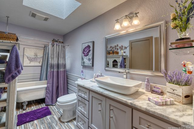 93 Saddle Mountain Rd, Leakey, TX 78873