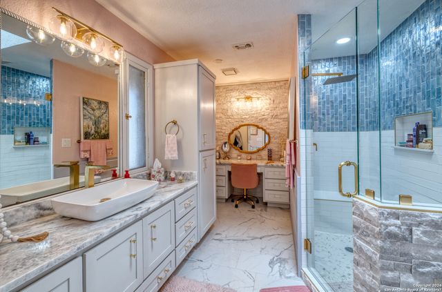 93 Saddle Mountain Rd, Leakey, TX 78873