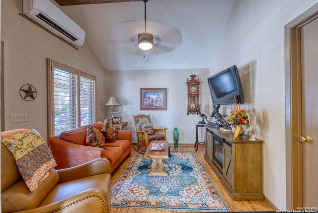 93 Saddle Mountain Rd, Leakey, TX 78873