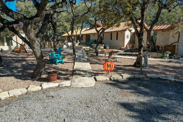 93 Saddle Mountain Rd, Leakey, TX 78873