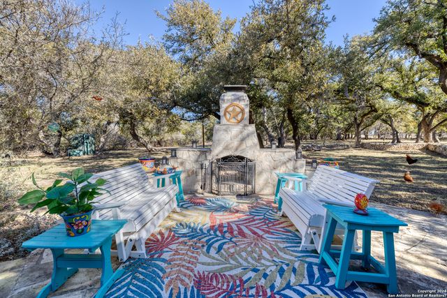 93 Saddle Mountain Rd, Leakey, TX 78873