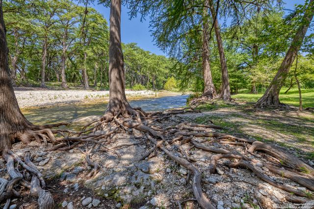 93 Saddle Mountain Rd, Leakey, TX 78873