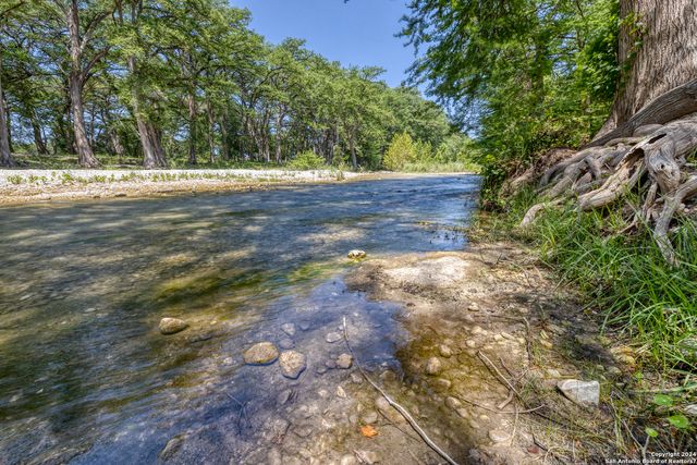 93 Saddle Mountain Rd, Leakey, TX 78873