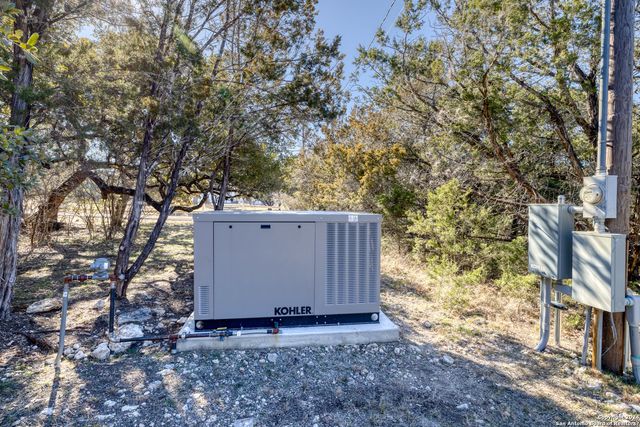 93 Saddle Mountain Rd, Leakey, TX 78873