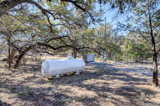 93 Saddle Mountain Rd, Leakey, TX 78873