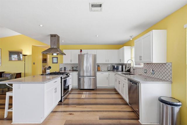 2 S Sandpiper Street, La Marque, TX 77568