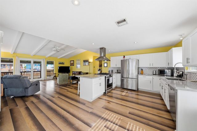 2 S Sandpiper Street, La Marque, TX 77568