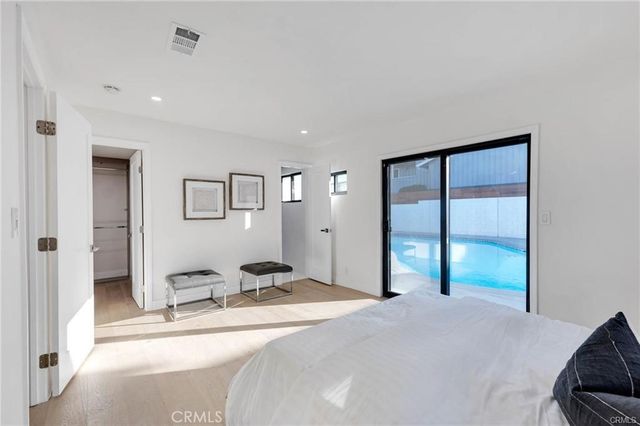 335 University, Costa Mesa, CA 92627