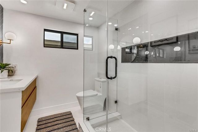 335 University, Costa Mesa, CA 92627