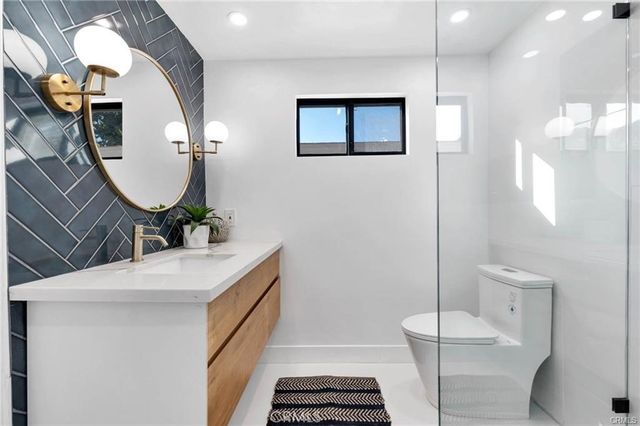 335 University, Costa Mesa, CA 92627
