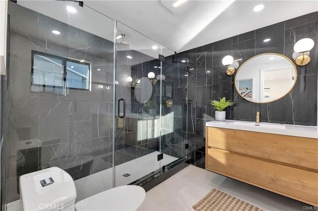 335 University, Costa Mesa, CA 92627