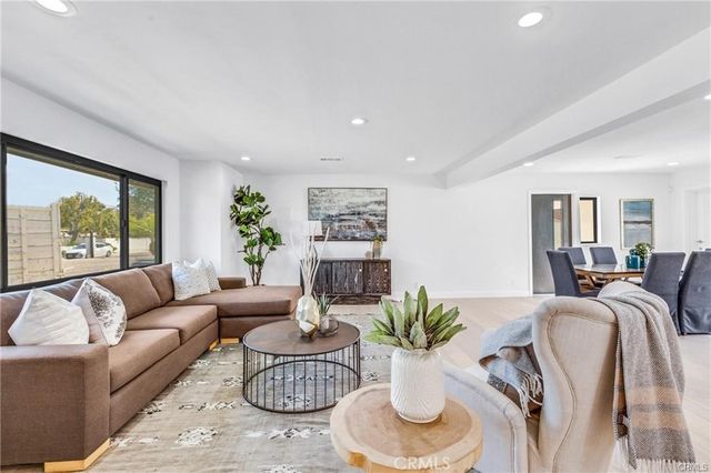 335 University, Costa Mesa, CA 92627