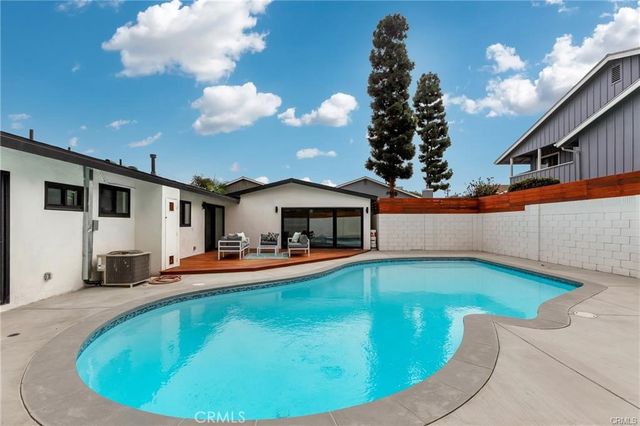 335 University, Costa Mesa, CA 92627