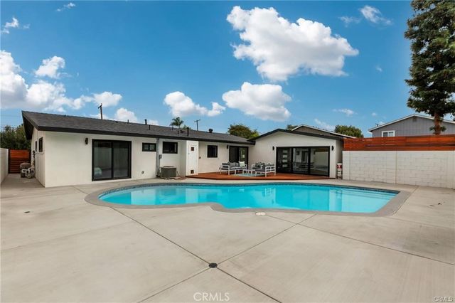 335 University, Costa Mesa, CA 92627