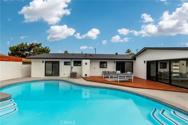 335 University, Costa Mesa, CA 92627