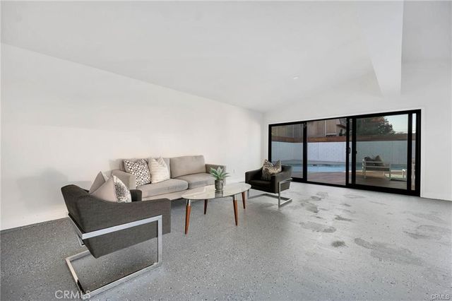 335 University, Costa Mesa, CA 92627
