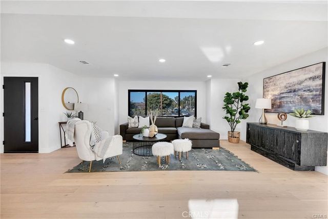 335 University, Costa Mesa, CA 92627