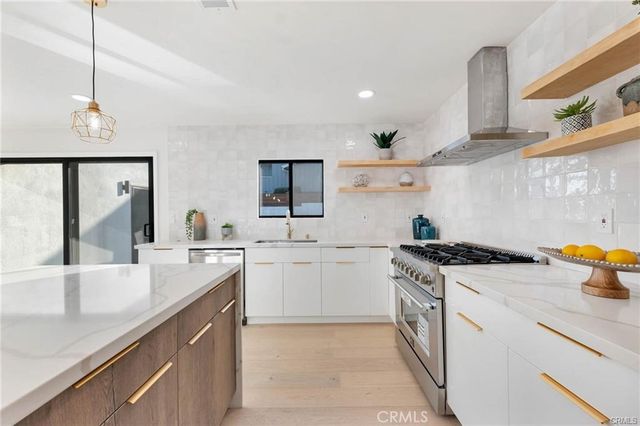 335 University, Costa Mesa, CA 92627