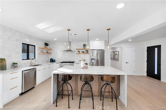 335 University, Costa Mesa, CA 92627