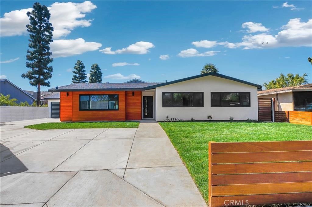 335 University, Costa Mesa, CA 92627