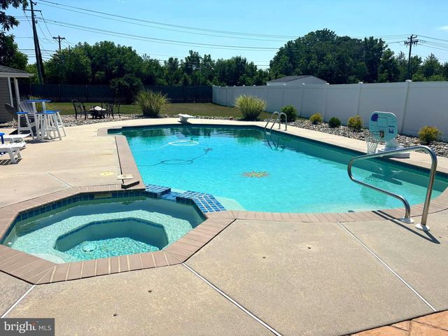 14 LORNE RD, Blackwood, NJ 08012