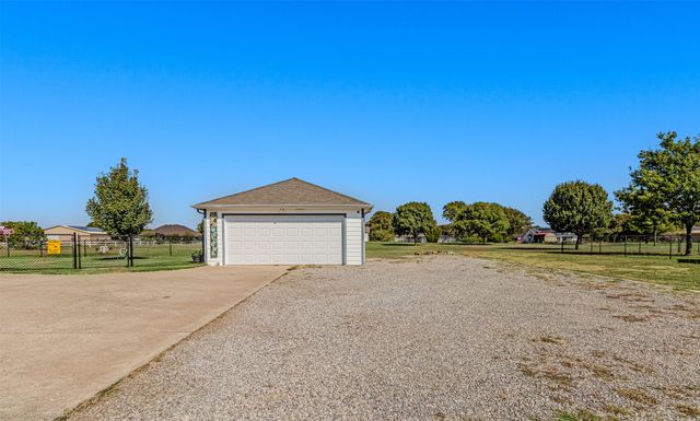 1687 Sportsman Lane, Van Alstyne, TX 75495