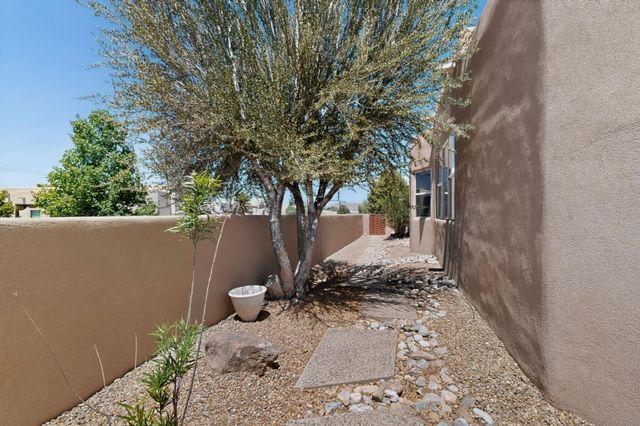 8203 Indigo Court NE, Albuquerque, NM 87122