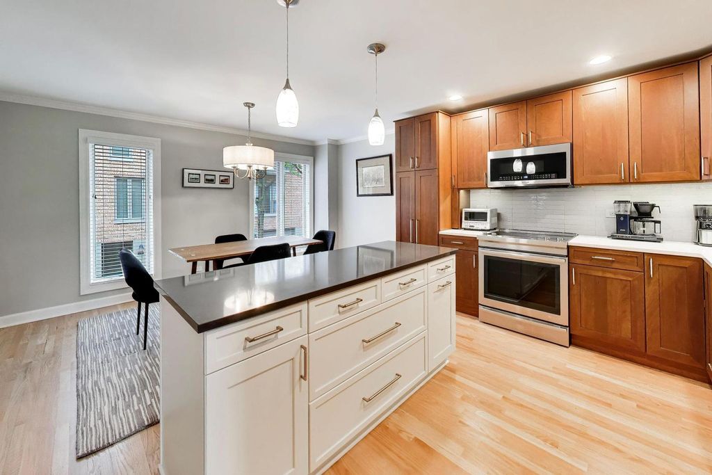 Image 11 of property listing at 132 Frank Lloyd Wright Lane, Oak Park, IL 60302