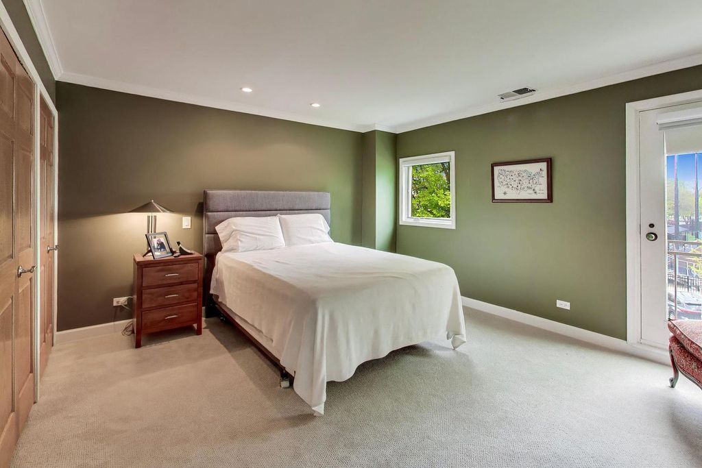 Image 13 of property listing at 132 Frank Lloyd Wright Lane, Oak Park, IL 60302