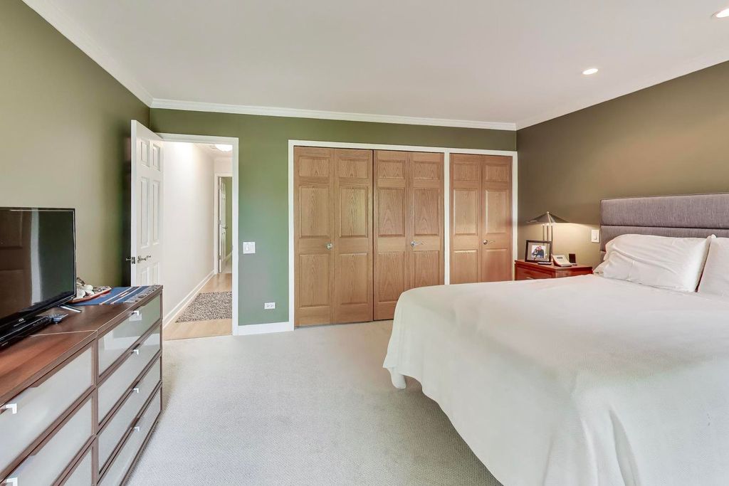 Image 14 of property listing at 132 Frank Lloyd Wright Lane, Oak Park, IL 60302