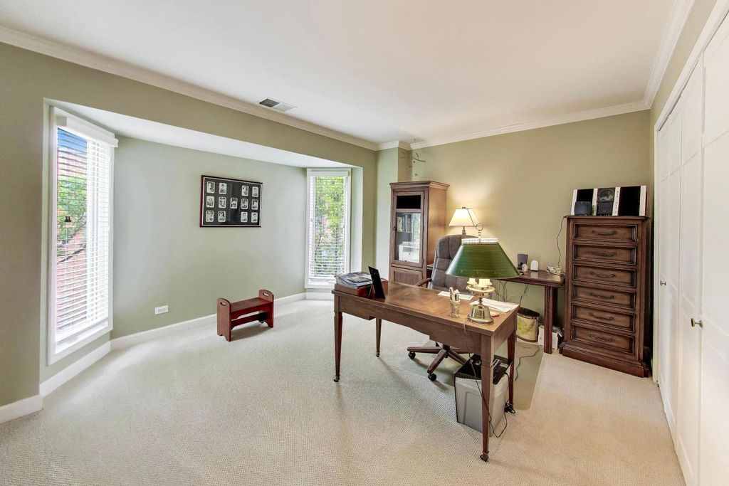 Image 15 of property listing at 132 Frank Lloyd Wright Lane, Oak Park, IL 60302