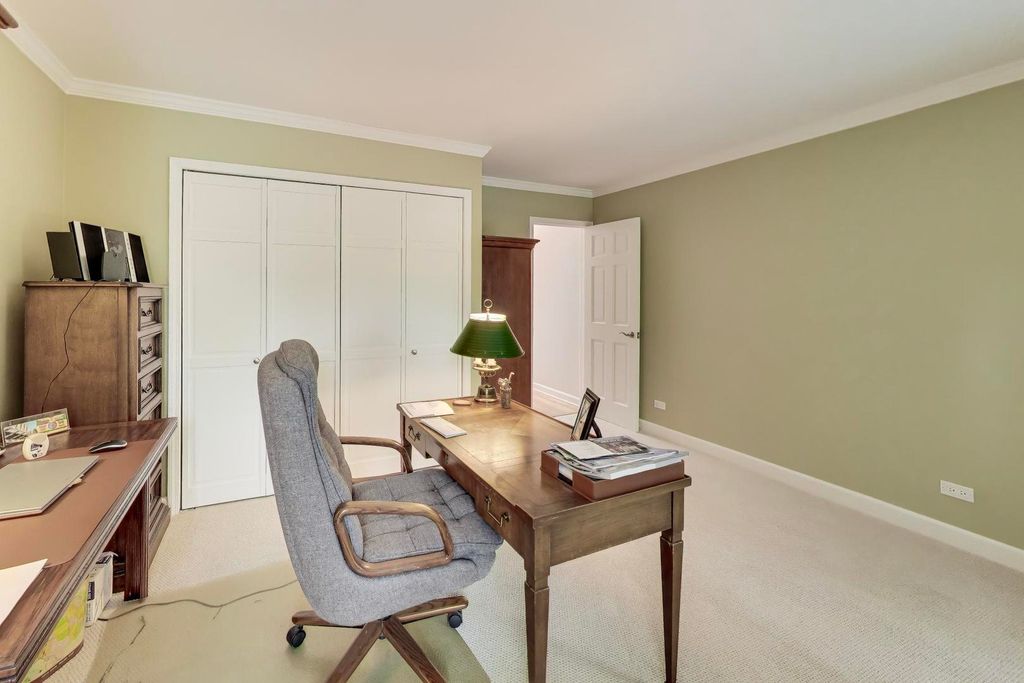 Image 16 of property listing at 132 Frank Lloyd Wright Lane, Oak Park, IL 60302