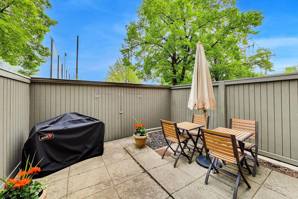 Image 19 of property listing at 132 Frank Lloyd Wright Lane, Oak Park, IL 60302