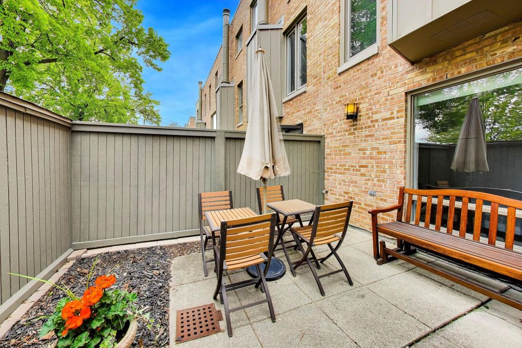 Image 20 of property listing at 132 Frank Lloyd Wright Lane, Oak Park, IL 60302