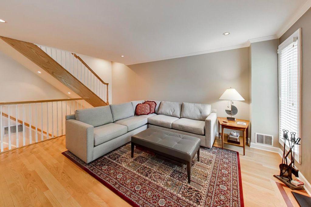 Image 6 of property listing at 132 Frank Lloyd Wright Lane, Oak Park, IL 60302