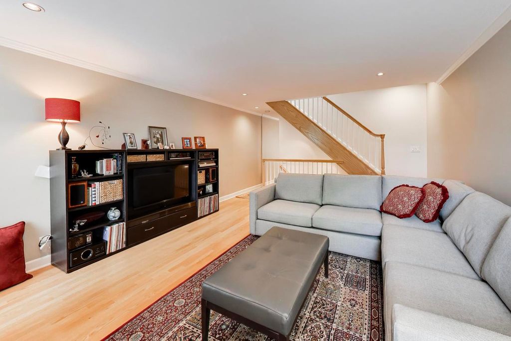 Image 7 of property listing at 132 Frank Lloyd Wright Lane, Oak Park, IL 60302